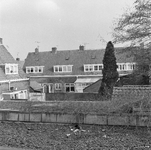 831203 Gezicht op de achtergevels van enkele huizen aan de Sparstraat te Utrecht vanaf het balkon aan de achterzijde ...